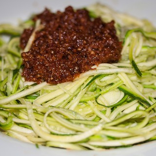 Tomate-Walnuss-Pesto auf Zucchini-"Spaghetti" (nach Attila Hildmann)