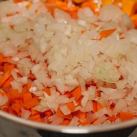 06. Karotten-, Zwiebel- und Knoblauchwürfel hinzufügen und...