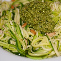 Basilikum-Pesto auf Zucchini-“Spaghetti”
